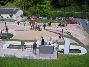 Blick vom Oberbecken der Aussenanlage am Haus der Natur Goldisthal auf die Schiffsschleuse en miniature (u.a.).JPG